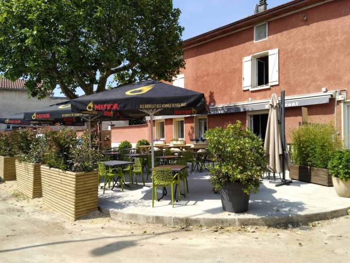 Restaurant avec vue extérieure à Pusignan